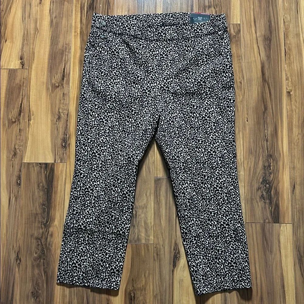 NEW Rafaella Leopard Pattern Pull On Comfort Capris - Picture 4 of 8